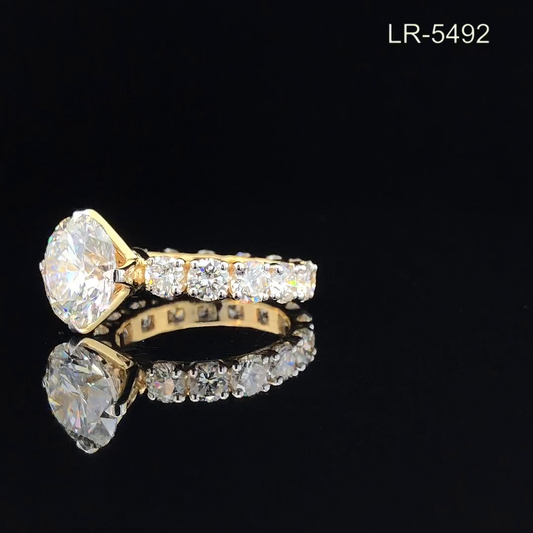 Round Diamond Engagement Ring in Yellow Gold – Eternity Band Solitaire Ring